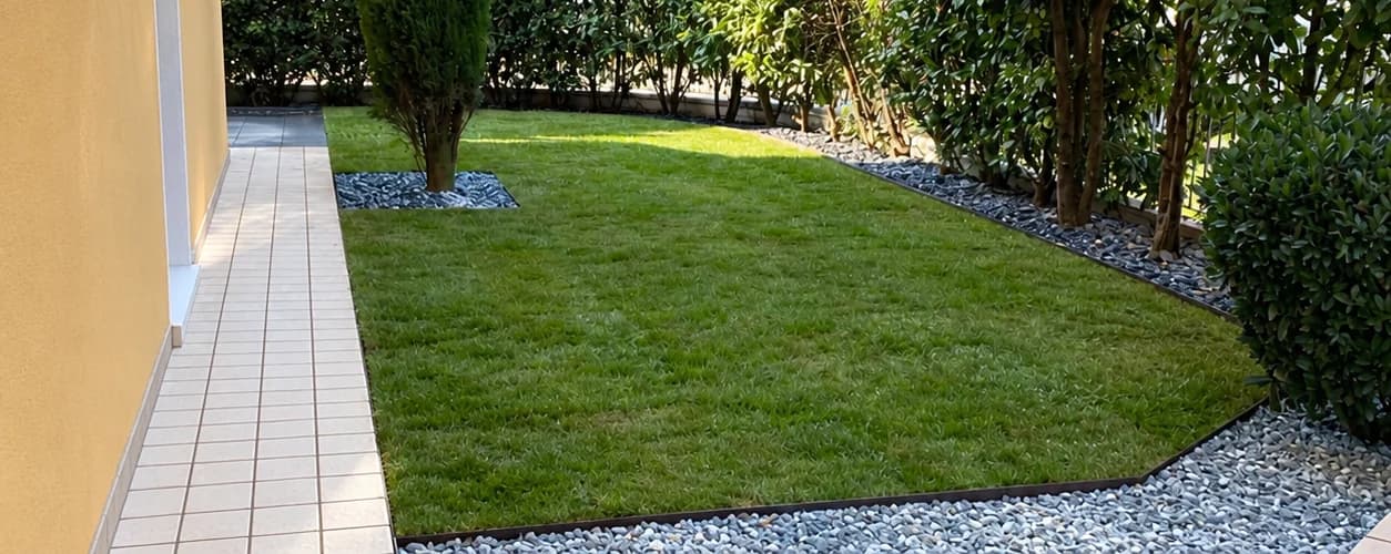 Lo stesso angolo con il prato posato tra le bordure