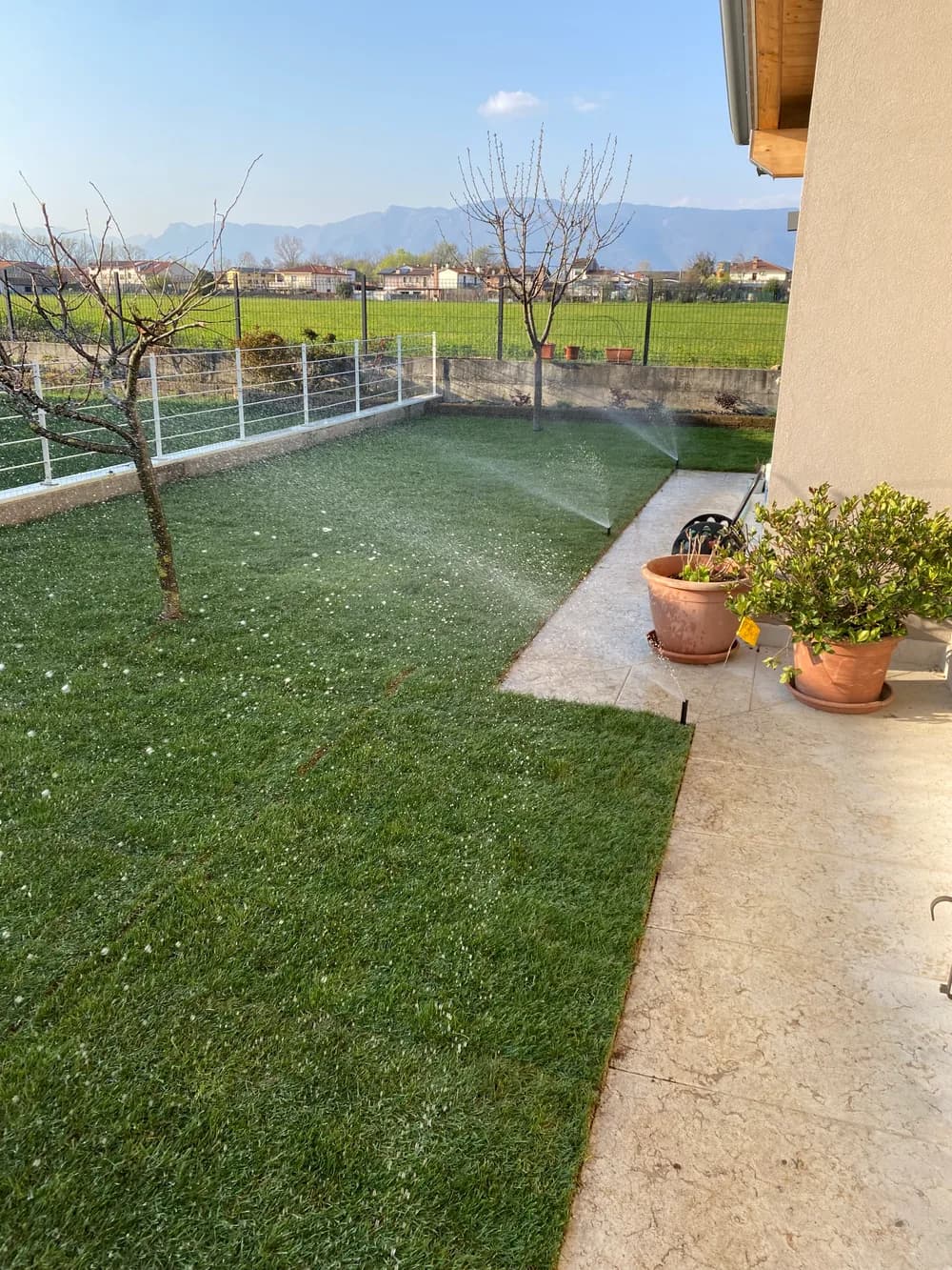 Irrigatori in funzione nel prato accanto all’abitazione