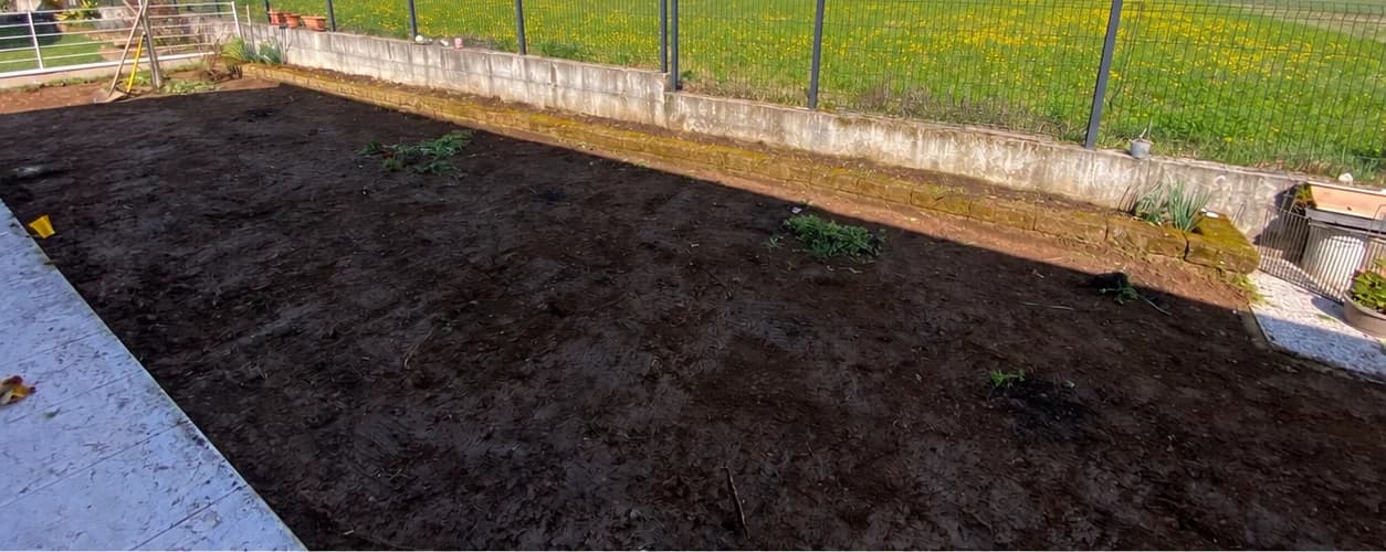 Terreno prima della sistemazione del prato e dell'aiuola
